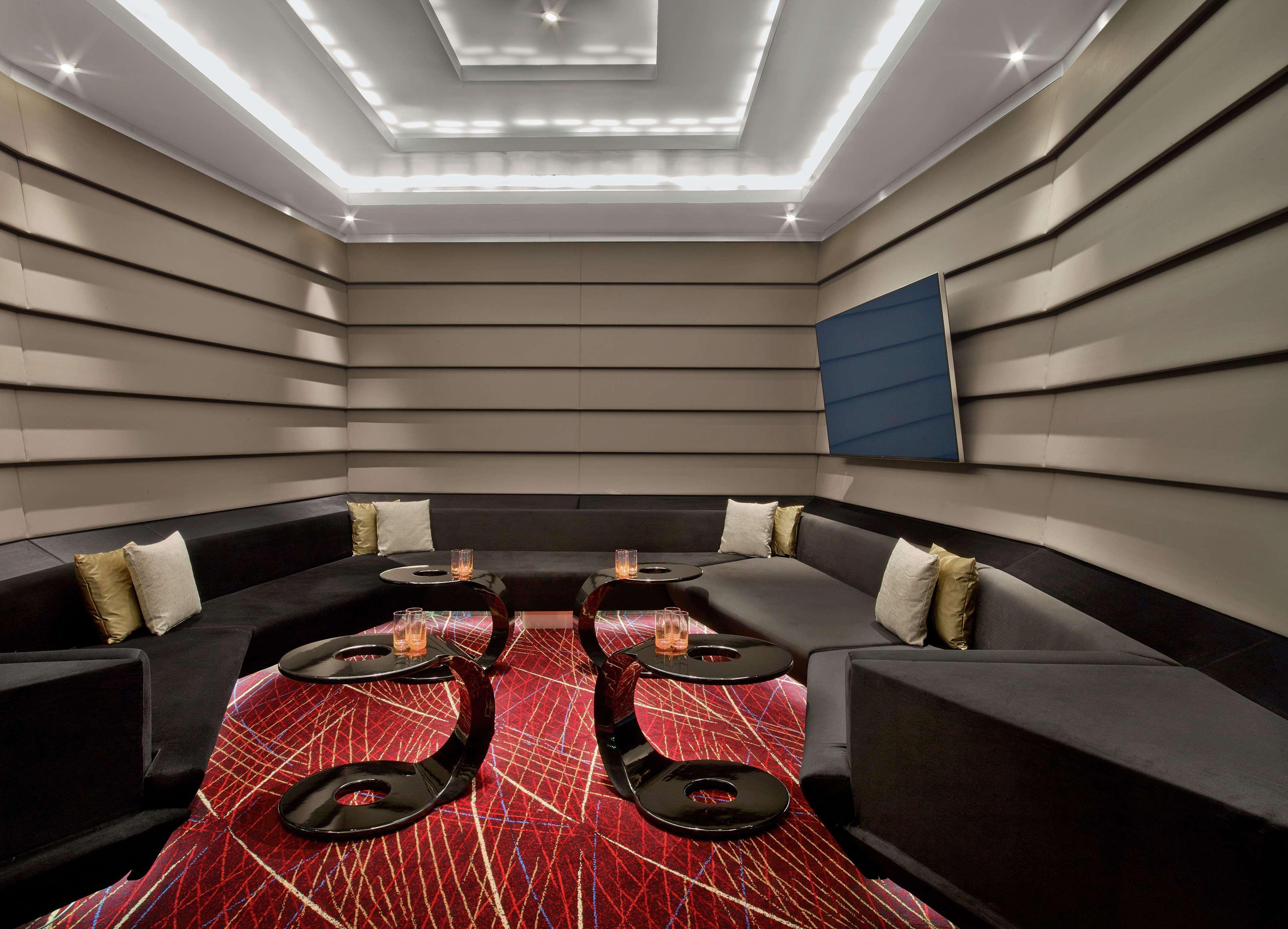 V Hotel Dubai, Curio Collection By Hilton Exteriör bild The interior of the lounge