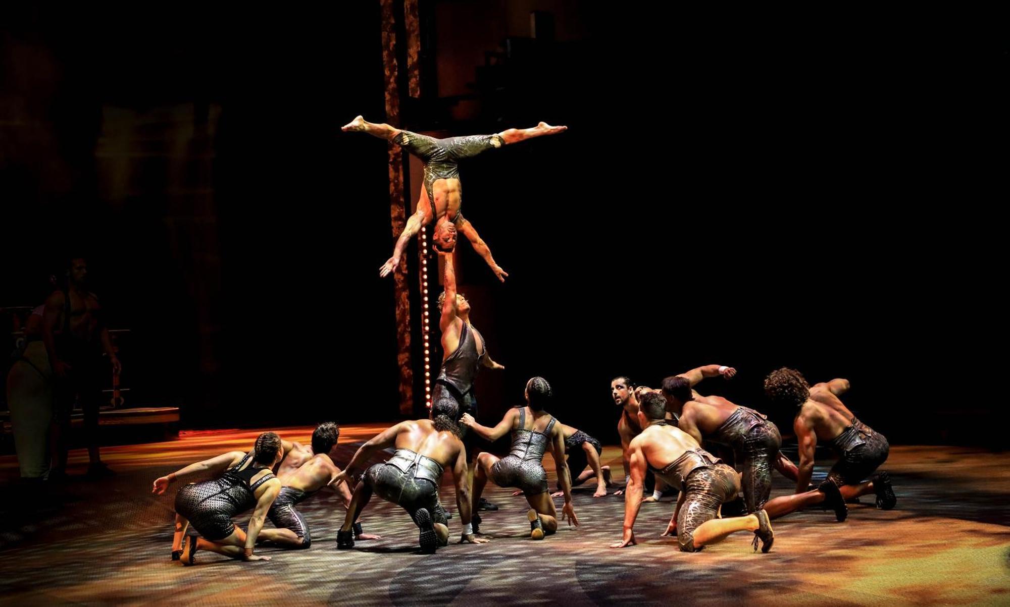 V Hotel Dubai, Curio Collection By Hilton Exteriör bild The cast of Disney on Ice performing "The Lion King"