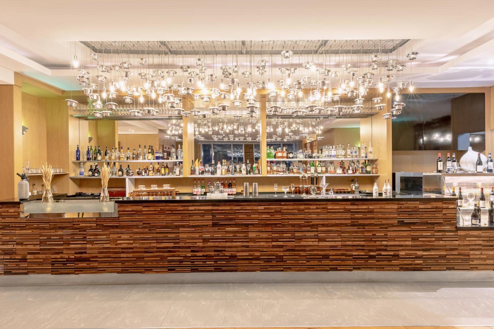 V Hotel Dubai, Curio Collection By Hilton Exteriör bild The bar at the hotel