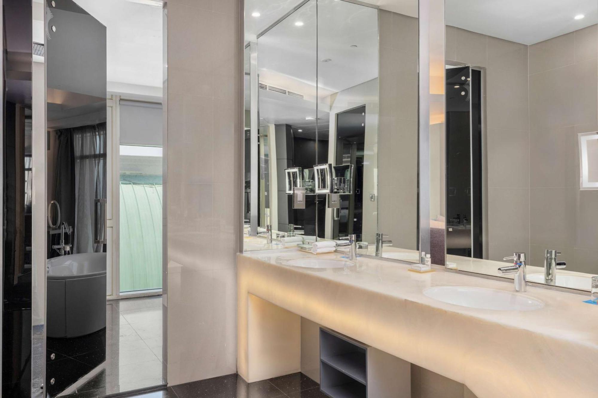 V Hotel Dubai, Curio Collection By Hilton Exteriör bild